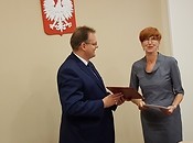 Minister Elżbieta Rafalska wręcza Janowi Kasprzykowi powołanie na szefa UDSKiOR