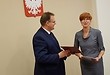 Minister Elżbieta Rafalska wręcza Janowi Kasprzykowi powołanie na szefa UDSKiOR